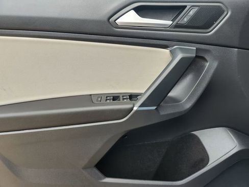 Used 2020 Volkswagen Tiguan SE w/ Panoramic Sunroof Package image 22