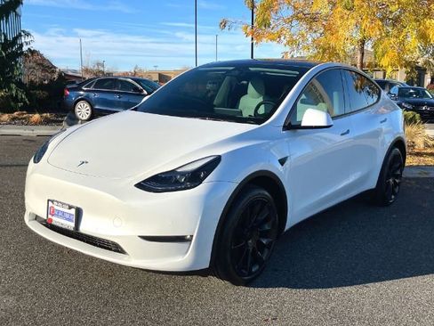 Used 2022 Tesla Model Y Long Range image 54