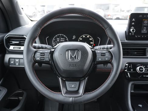 Used 2025 Honda Pilot TrailSport image 19