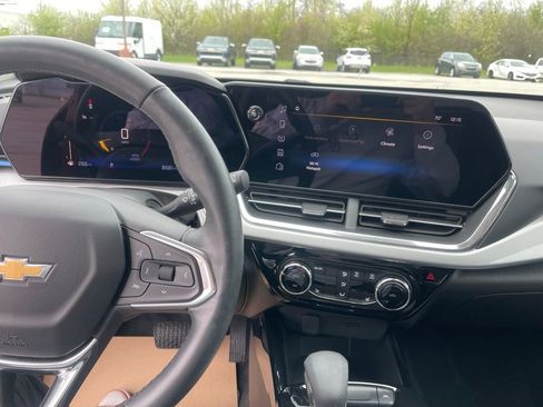 Used 2025 Chevrolet Trax LT w/ Driver Confidence Package image 13