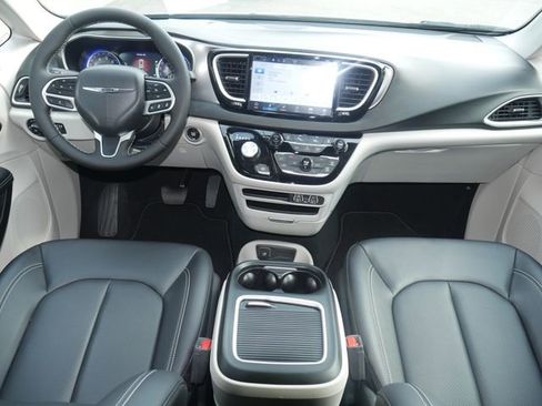 Used 2024 Chrysler Pacifica Touring-L FWD image 6