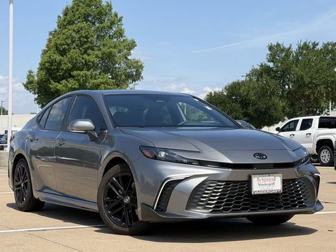 Used 2025 Toyota Camry SE w/ Convenience Package FWD image 2