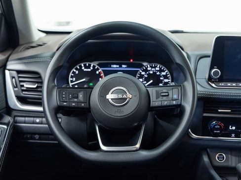 Used 2023 Nissan Rogue SV image 15