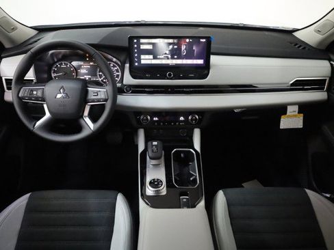 New 2025 Mitsubishi Outlander SE image 14