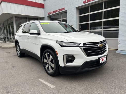 Used 2023 Chevrolet Traverse LT w/ LT Premium Package AWD/4WD image 2