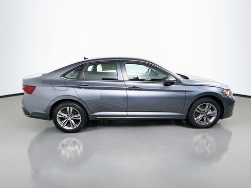 Used 2024 Volkswagen Jetta SE FWD image 3