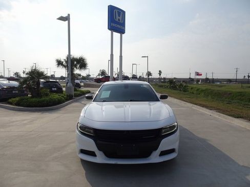 Used 2018 Dodge Charger SXT w/ Blacktop Package image 2