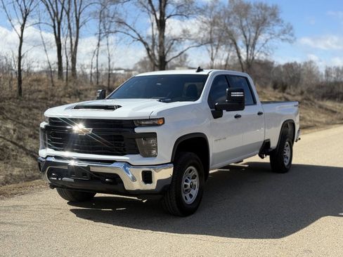 Used 2024 Chevrolet Silverado 2500 W/T AWD/4WD image 2
