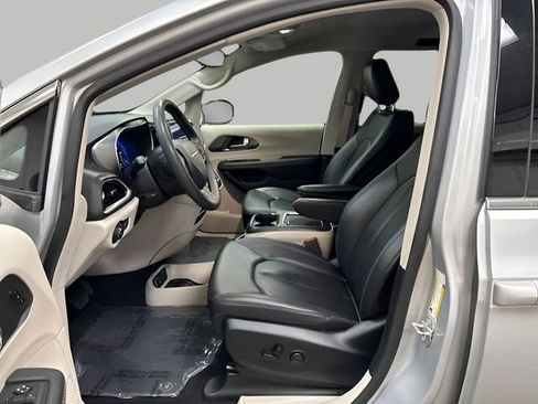 Used 2024 Chrysler Pacifica Touring-L FWD image 9