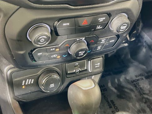 Used 2022 Jeep Renegade Latitude AWD/4WD image 16