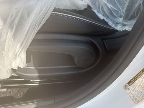 Used 2025 Hyundai Venue Limited FWD image 16