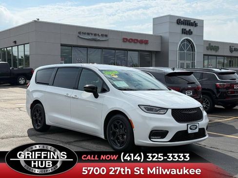 Used 2024 Chrysler Pacifica Limited FWD image 1