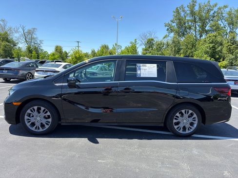 Used 2025 Honda Odyssey Touring image 3