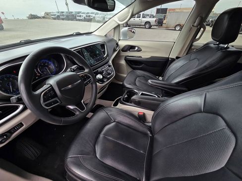 Used 2022 Chrysler Pacifica Touring-L image 10