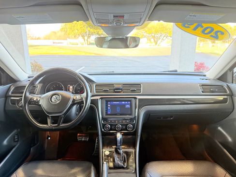 Used 2019 Volkswagen Passat 2.0T SE R-Line image 9