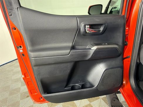 Used 2016 Toyota Tacoma TRD Sport image 22