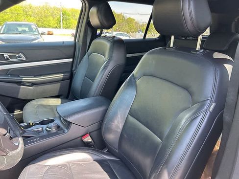 Used 2017 Ford Explorer XLT w/ Equipment Group 202A AWD/4WD image 16