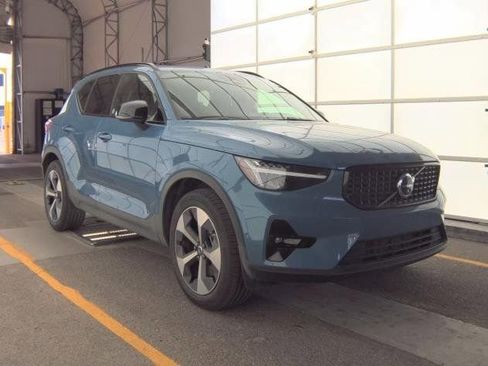 Used 2025 Volvo XC40 B5 Plus image 2