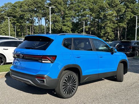 New 2025 Volkswagen Taos SE image 5