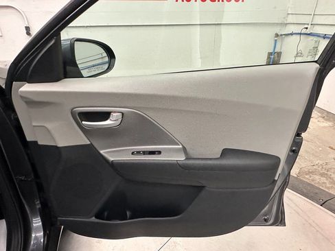 Used 2019 Kia Niro LX image 27
