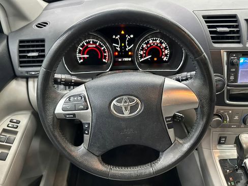 Used 2013 Toyota Highlander SE FWD image 24