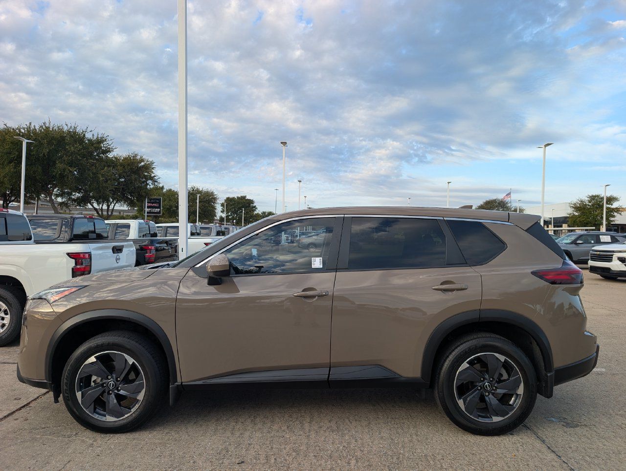 Certified 2025 Nissan Rogue SV FWD image 3