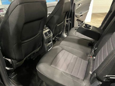 Used 2018 Ford Edge SE image 17