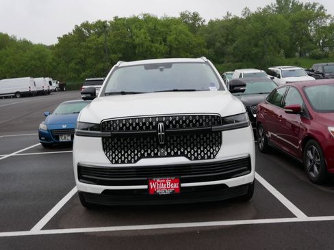Used 2025 Lincoln Navigator Reserve AWD/4WD image 2
