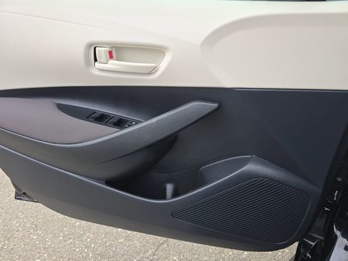 Used 2025 Toyota Corolla LE image 32