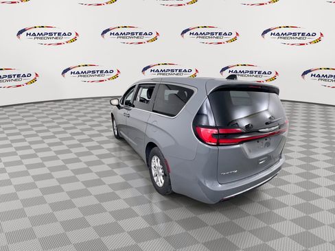 Used 2023 Chrysler Pacifica Touring-L FWD image 6