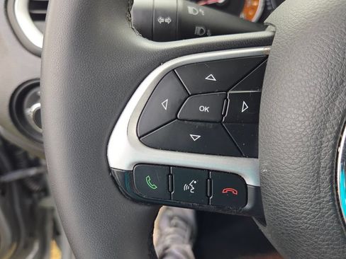 Used 2019 Jeep Renegade Latitude FWD image 27
