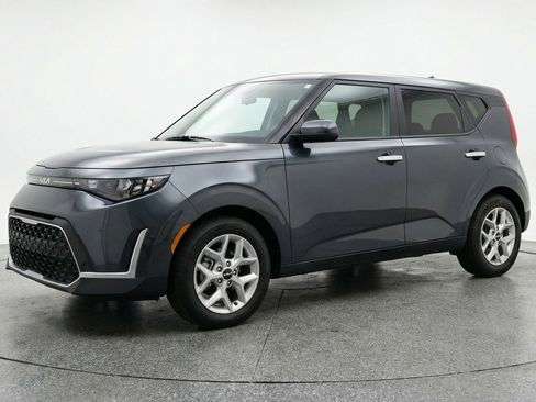Used 2025 Kia Soul LX w/ LX Technology Package FWD image 2