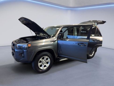 Used 2016 Toyota 4Runner SR5 AWD/4WD image 9