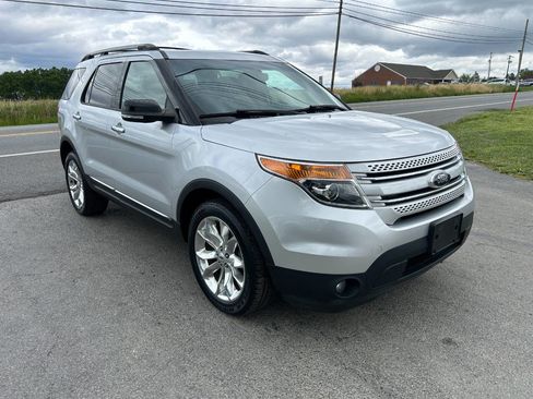 Used 2014 Ford Explorer XLT w/ Equipment Group 202A AWD/4WD image 3