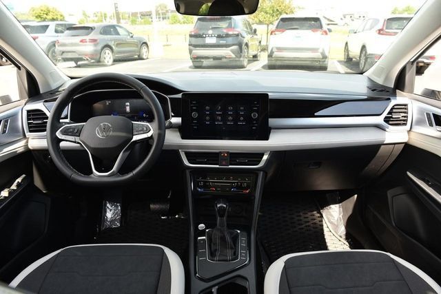Used 2025 Volkswagen Taos SE w/ Panoramic Sunroof Package FWD image 7