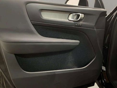 Used 2025 Volvo XC40 B5 Core image 82