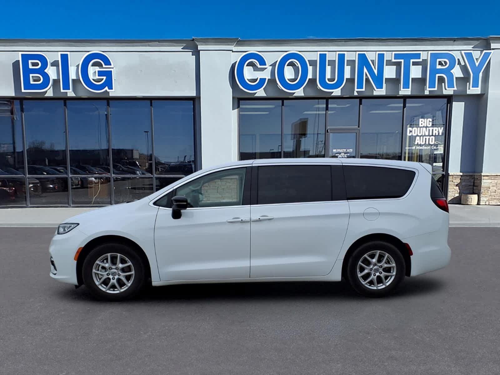 Used 2024 Chrysler Pacifica Touring-L FWD image 2