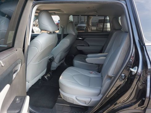 Used 2023 Toyota Highlander XLE FWD image 17