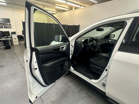 Used 2020 Nissan Pathfinder SV image 40