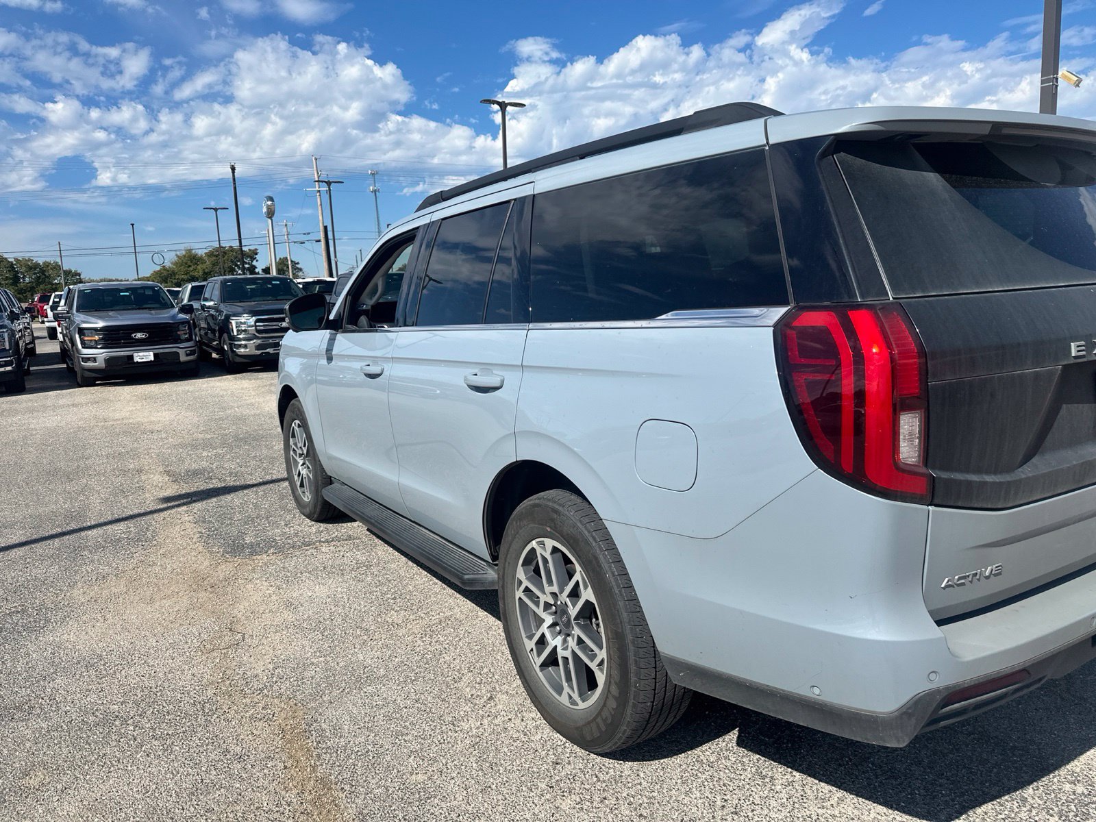 Used 2025 Ford Expedition Active RWD image 3