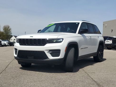 Used 2023 Jeep Grand Cherokee Altitude AWD/4WD image 4