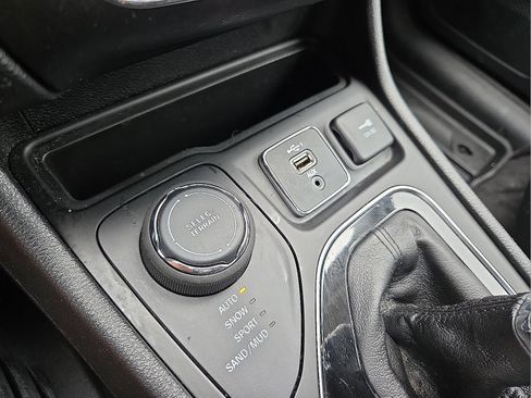 Used 2023 Jeep Cherokee Altitude Lux w/ Mopar Interior Package AWD/4WD image 22