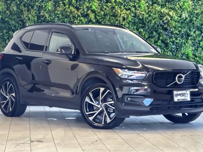 Used 2022 Volvo XC40 T5 R-Design w/ Advanced Package