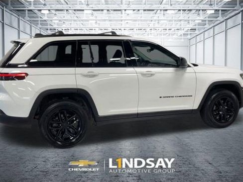 Used 2024 Jeep Grand Cherokee Laredo X AWD/4WD image 2