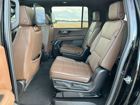 Used 2025 Chevrolet Suburban High Country image 23