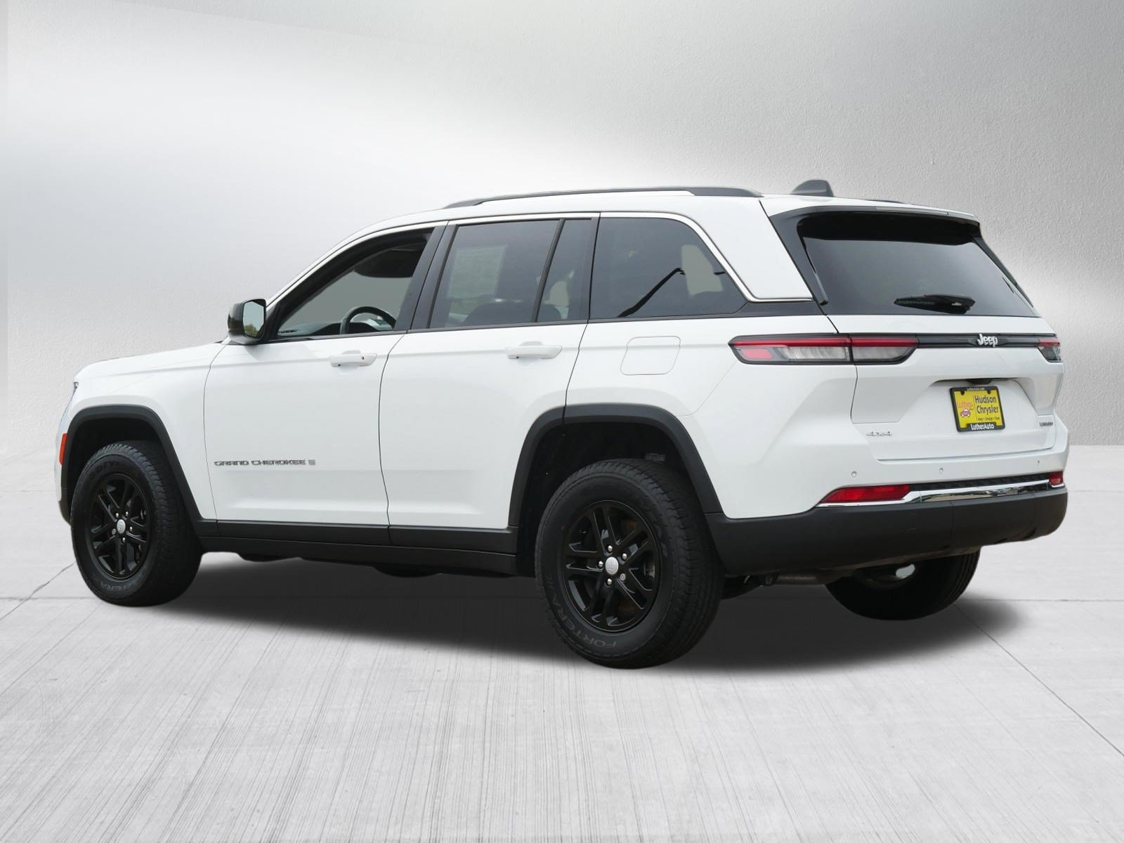 Used 2023 Jeep Grand Cherokee Laredo w/ Luxury Tech Group I AWD/4WD image 5