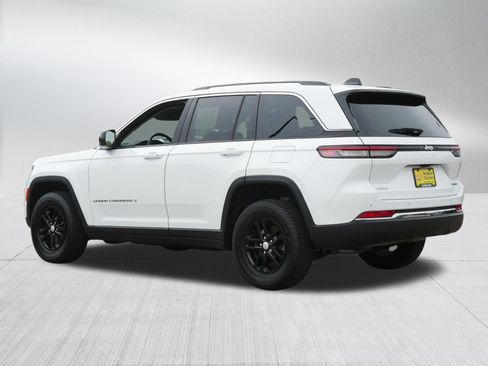 Used 2023 Jeep Grand Cherokee Laredo w/ Luxury Tech Group I AWD/4WD image 5