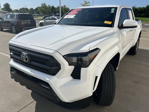 Certified 2025 Toyota Tacoma SR5 AWD/4WD image 3