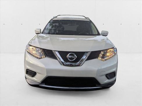 Used 2015 Nissan Rogue SV image 2