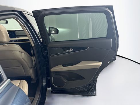 Used 2022 Lincoln Nautilus FWD w/ Premium Package image 32